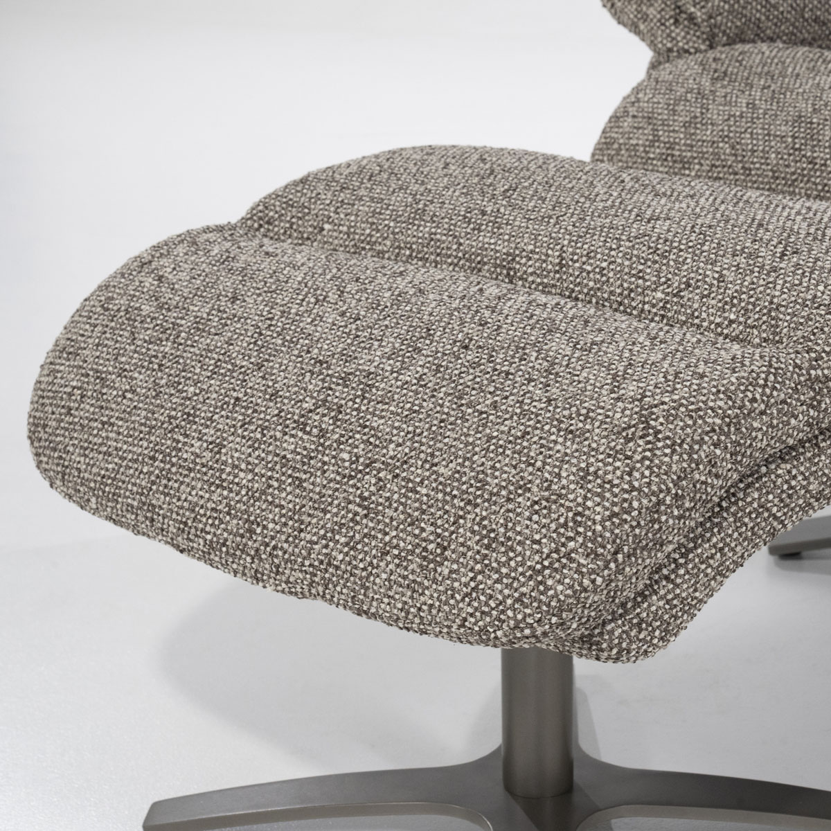 Elektrisch verstellbarer Sessel mit Fußhocker Caleb Bouclé Taupe