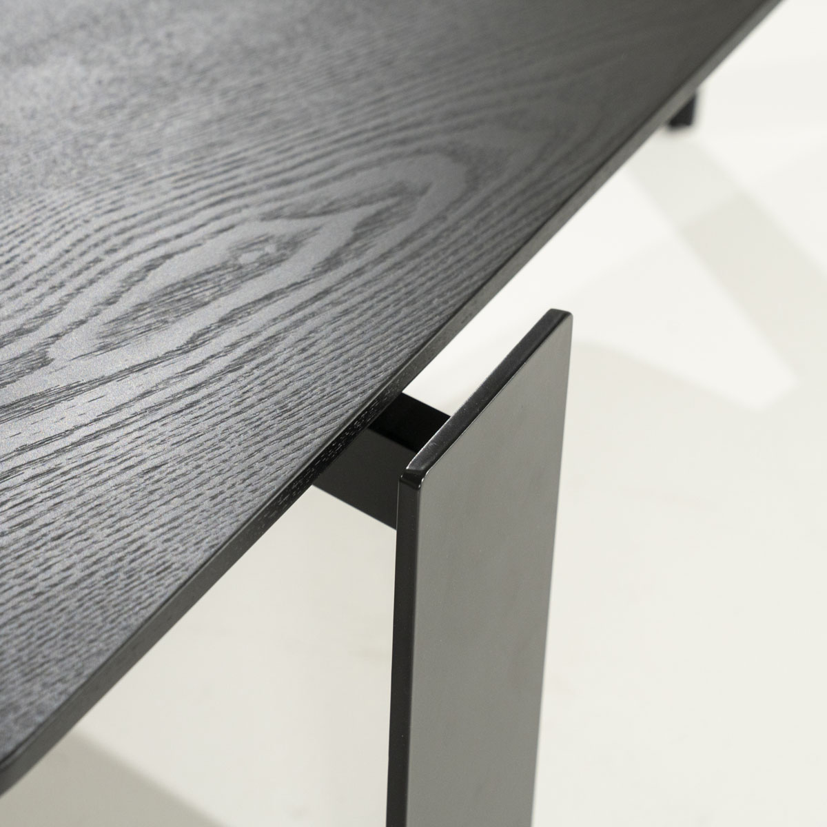 Organischer Couchtisch Robert Eschenholz Schwarz 150×70 cm